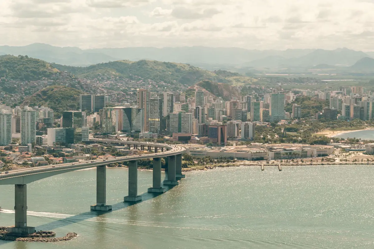 Terceira Ponte sobre a baía ligando Vitória a Vila Velha, com prédios e morros ao fundo